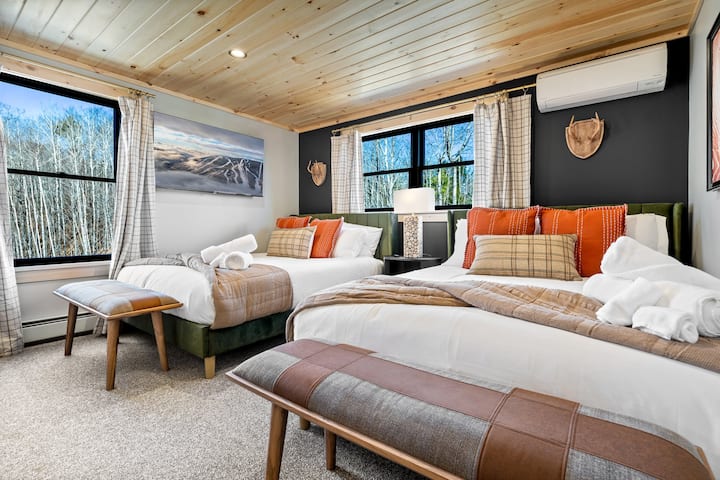 Este acogedor dormitorio doble Queen ofrece comodidad y estilo (cada dormitorio en Crimson Hideaway tiene un televisor inteligente).