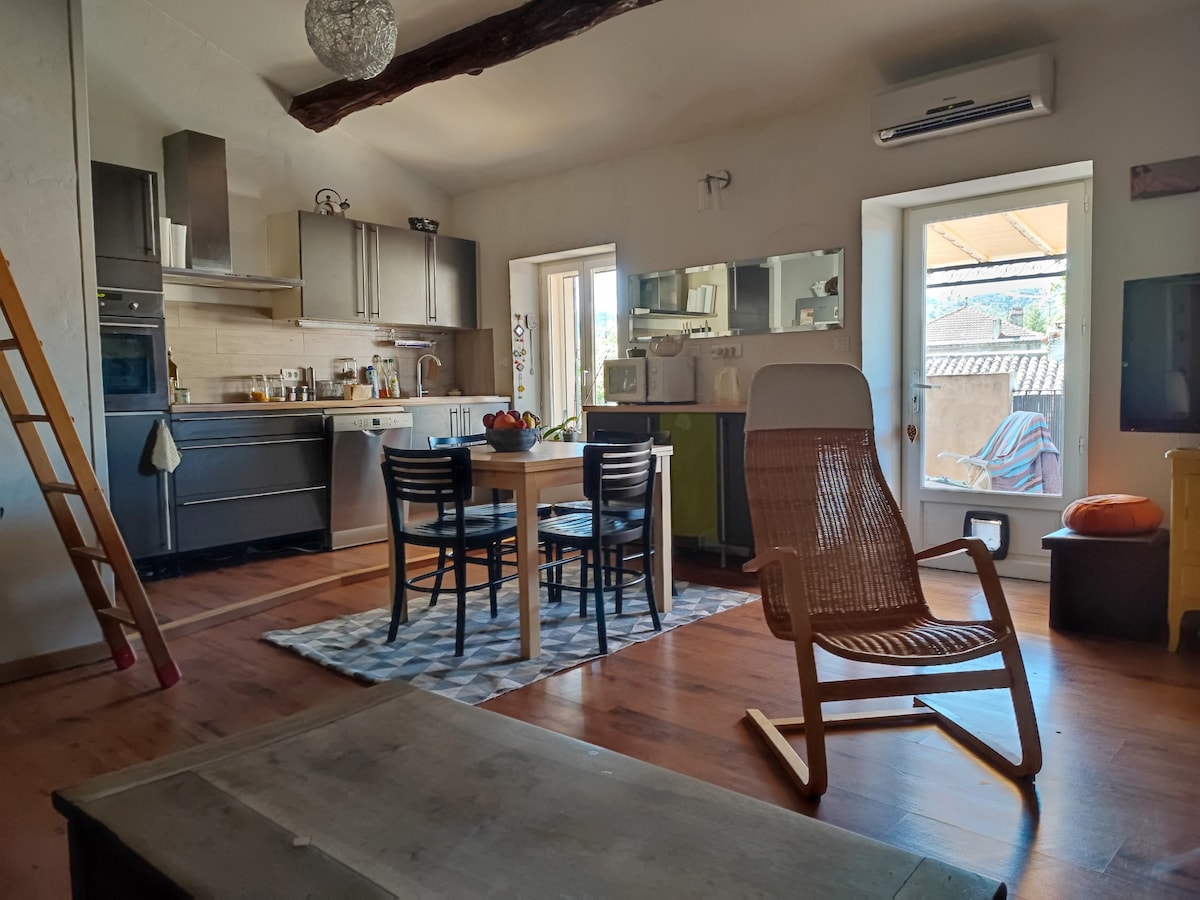 amplio salón con cocina, comedor y sala de estar 
acceso directo a la terraza 