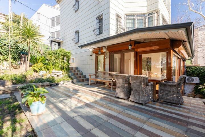 Charming 3Bed Villa Private Garden & Terrace! #381 gallery image 3