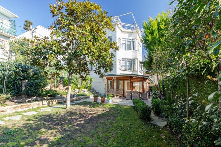 Charming 3Bed Villa Private Garden & Terrace! #381