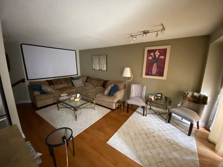 Cute 3 Bedrooms Townhouse (1 King + 2 Queen) Beds - Kanata
