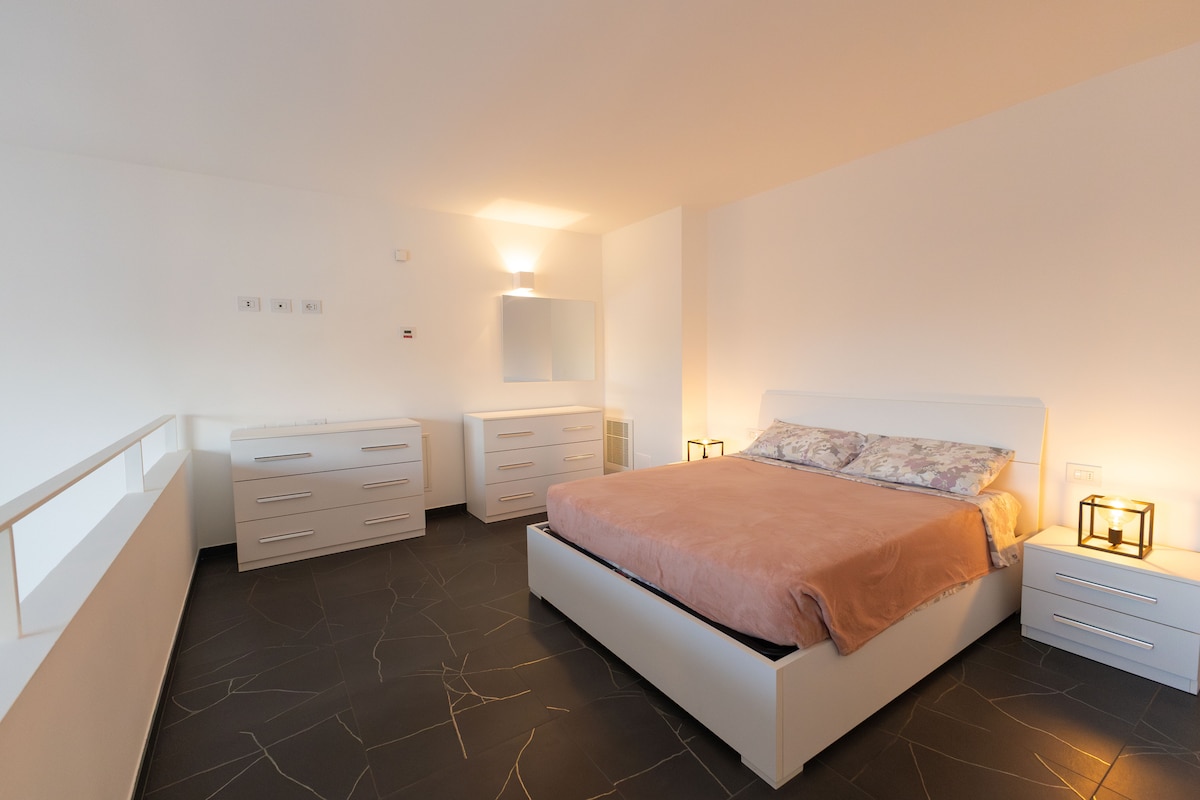 Spavaća soba u potkrovlju s ormarom