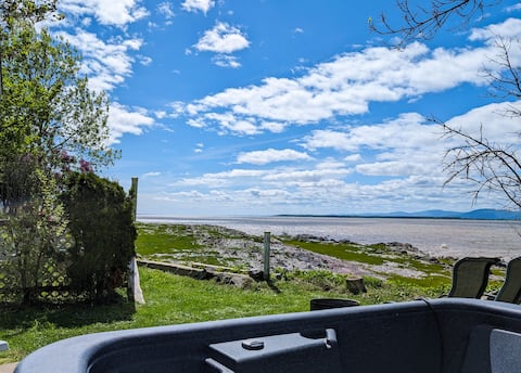 Chalet Studio #3 Waterfront, Spa, Fireplace & Wifi