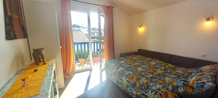 Canapé lit, queen size. Le canapé restera en mode de lit, très confortable, il sera prêt pour votre arrivée pour de belles nuits avec vue sur l’extérieur.