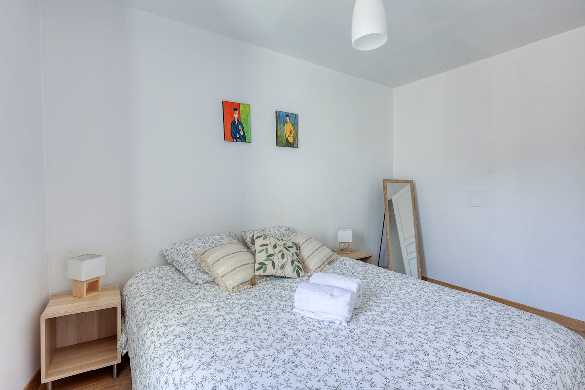 Ხედი საძინებლის საგარდერობო ოთახიდან