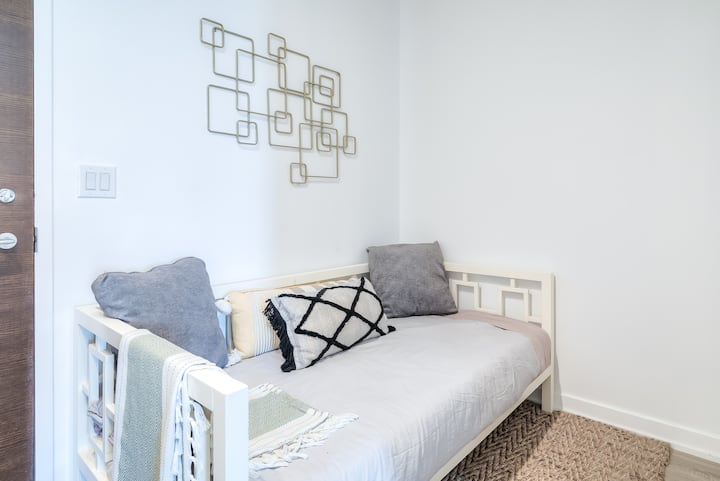 Descubre una escapada versátil en nuestra acogedora guarida, con un cómodo sofá cama individual ideal para un retiro tranquilo.