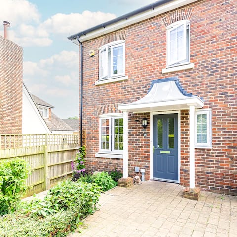 Riverside Stays 3-Bed House