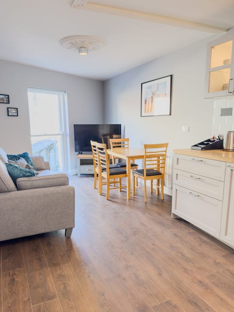 2 Bedroom Apt - Double/Singles