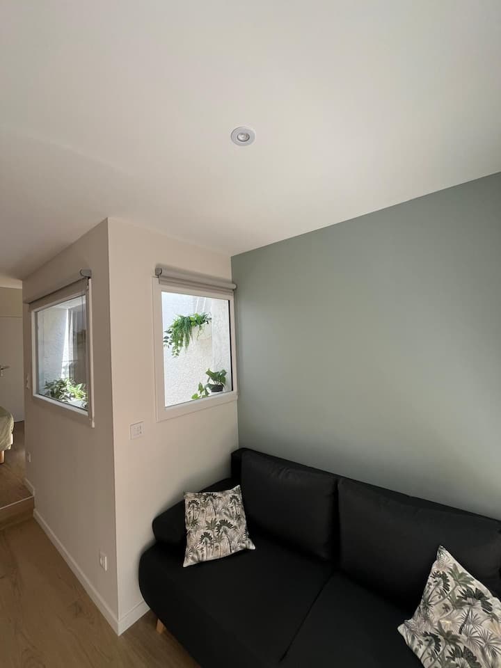 Este estudio también está equipado con un sofá cama muy cómodo de 2 plazas (140x190), una pantalla de TV HD direccional y un pequeño patio ajardinado con persiana opaca.