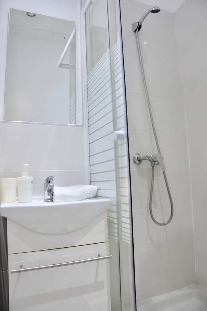 2.- Estudio Privado Baño Cocina Y Balcón Privado - Madrid
