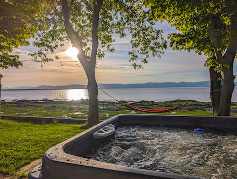 Chalet #7 Waterfront, Spa, Fireplace, Wifi & AC