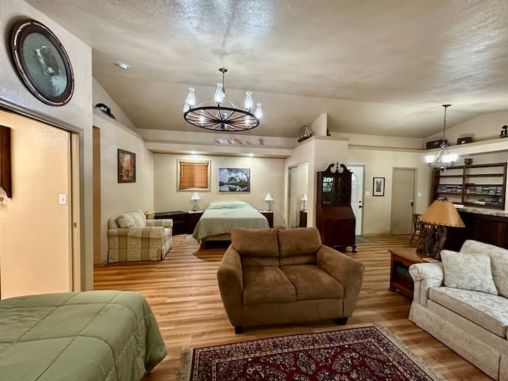 חלל מגורים בדירת סטודיו עם מיטת קווין סייז ומיטת יחיד