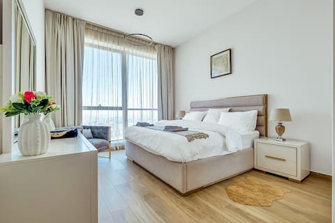 Lux Top Floor | Seafront, Skyline Views, Pool, Gym