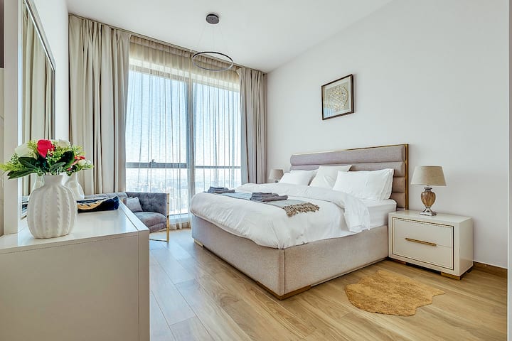 Lux Top Floor | Seafront, Skyline Views, Pool, Gym