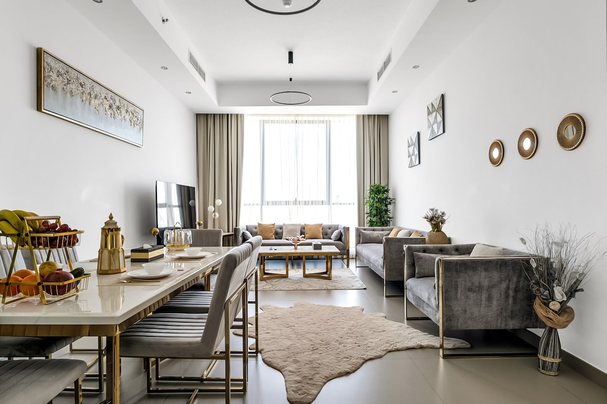 Top Airbnb: Lux Top Floor | Seafront, Skyline Views, Pool, Gym in Al Mamzar
