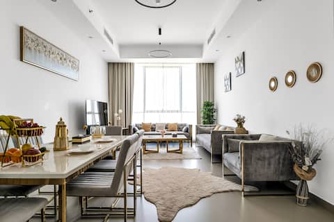 Top Airbnb: Lux Top Floor | Seafront, Skyline Views, Pool, Gym in Al Mamzar