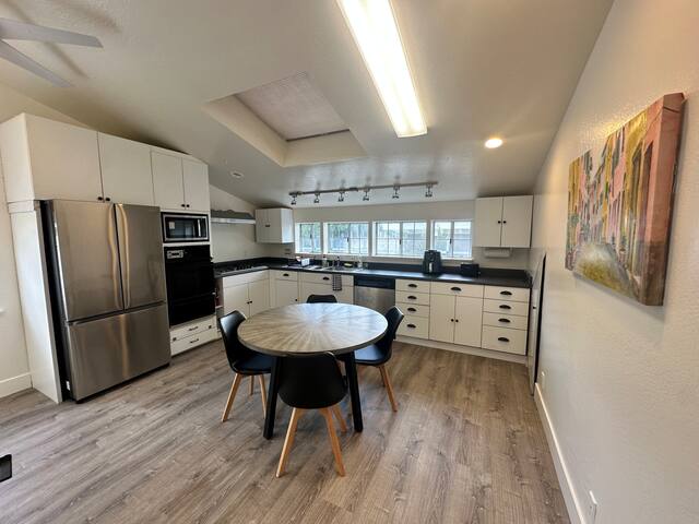 Palo Alto Gem Near Stanford gallery image 3