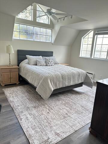 Palo Alto Gem Near Stanford gallery image 5