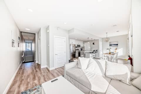 Top performing Airbnb: Stunning Home | Double Garage | Balcony in Saddle Ridge