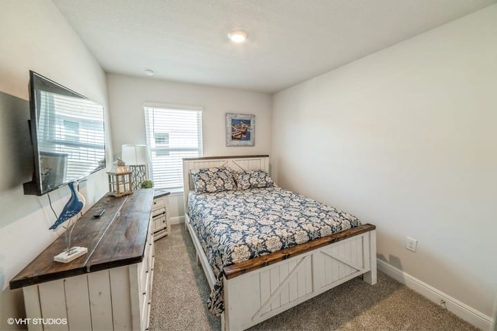 Dormitorio tamaño queen con TV inteligente. 