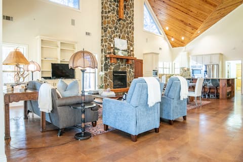 The O Stone, 4BR/6Beds Cabin by VelvetDitchVillas