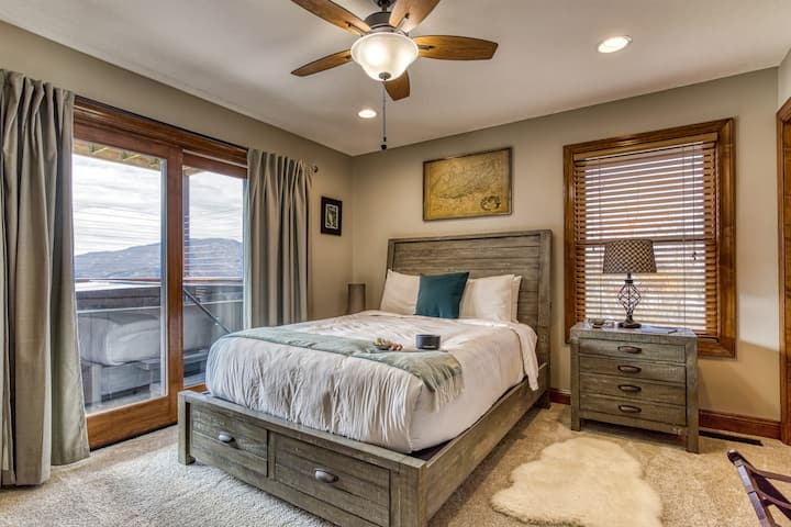 Шармантна спална соба на долниот кат – со удобен брачен кревет (широк 150-179 см), директен пристап до приватен трем и лесен влез во хидромасажната када, овој привлечен простор има целосна бања и нуди неверојатен поглед кон планината! 