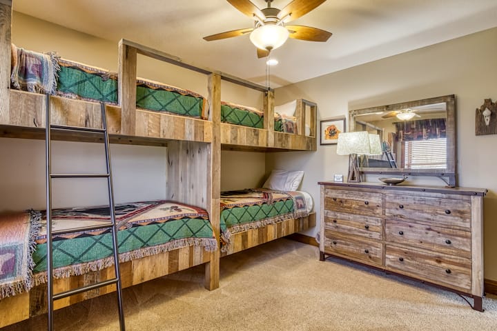 Соба на спрат подготвена за авантури – оваа специјално изградена соба на спрат има четири цврсти двокреветни кревети, што ја прави совршено удобно место за одмор за деца и возрасни по еден ден истражување на Smokies! 