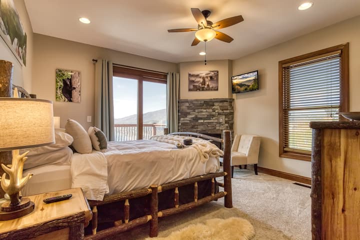 Елегантен главен апартман на горниот кат – Опуштете се во луксузен брачен кревет (широк 150-179 см) покрај удобен камин на плин, уживајте во сопствената бања и опуштете се со 30-инчен паметен телевизор или излезете на вашиот приватен балкон за неверојатен поглед кон планината! 