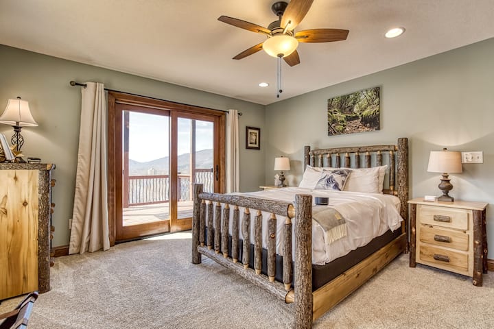 Удобна голема бања на долниот кат – одморете се во удобен брачен кревет (широк 150-179 см), уживајте во удобноста на сопствена бања и излезете директно до вашиот приватен трем со директен пристап до релаксирачката хидромасажна када и неверојатен поглед кон планината! 