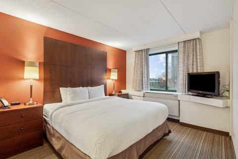 Upscale Hotel / Play Place / Pool