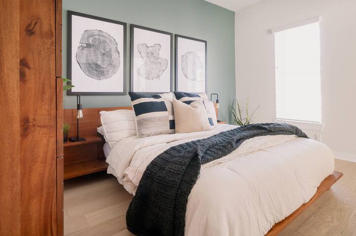 Stylish & Spacious w/Sauna 4BD 2BA | Berkley gallery image 4