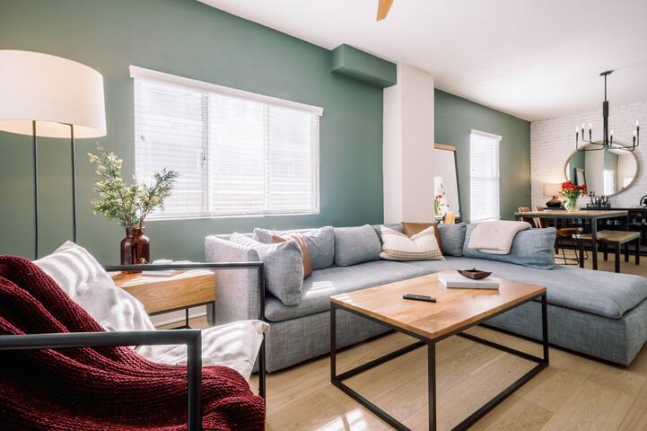 Stylish & Spacious w/Sauna 4BD 2BA | Berkley gallery image 2