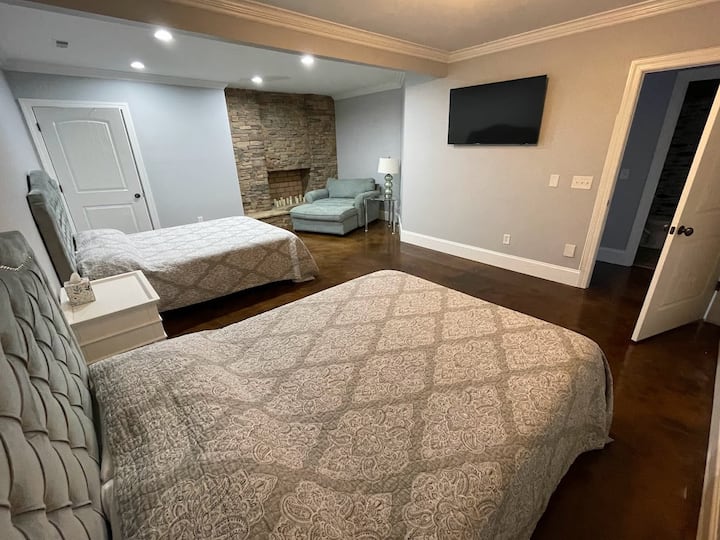 Smještena u prizemlju na donjoj etaži, ova je spavaća soba preko puta kupaonice s WC-om i obično je hladnija. Osim toga, aktivnosti u igraonici odmah su iza ugla za dodatnu zabavu!