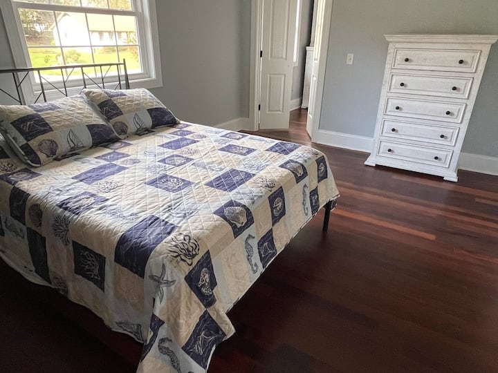 Ova „spavaća soba” prostrani je ugradbeni ormar koji se nalazi pored glavne spavaće sobe i glavne kupaonice. Imajte na umu da se u ovu prostoriju ulazi kroz glavnu spavaću sobu.