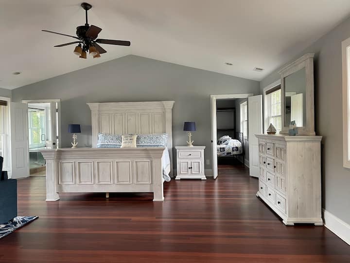 Uživajte u ovom prostranom vrhunskom glavnom apartmanu s privatnim balkonom i prelijepim pogledom na jezero. Uključuje vlastitu kupaonicu i jedinstveni ugradbeni ormar pretvoren u udoban kutak za spavanje. Kauč na razvlačenje pruža dodatnu fleksibilnost. 