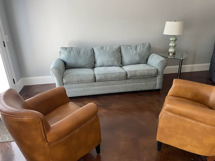 Ovaj bračni krevet na razvlačenje nalazi se u podrumu na razvlačenje, na istoj razini kao i bračni kreveti (širine 150-179 cm). Ne nalazi se u spavaćoj sobi, već na otvorenom prostoru pored garaže, što uključuje pristup bazenu i stolu za stolni tenis. 