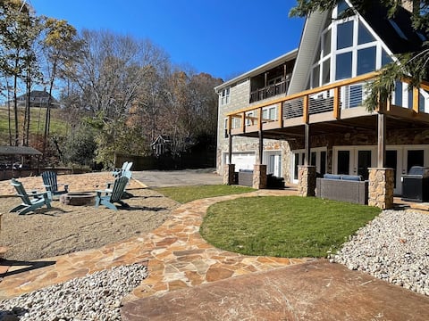 Chalet on Lake Wylie, Waterfront w/Beach/Sleeps 16