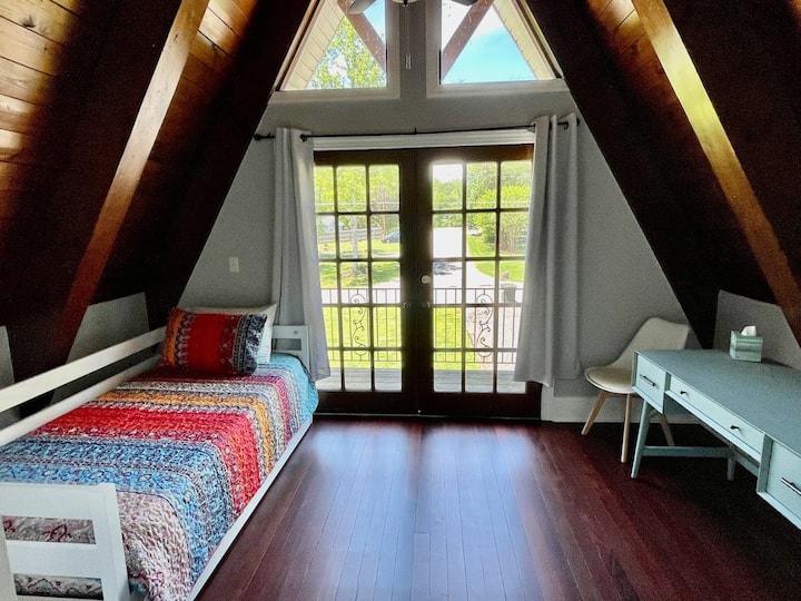 Ova spavaća soba ima pomoćni krevet s dvostrukim madracem koji se lako izvlači kako bi se osigurao dodatni prostor za spavanje. Uključuje i poseban prostor za rad. 

Imajte na umu da je prostorija najtoplija u kući zbog ljetnog sunca.