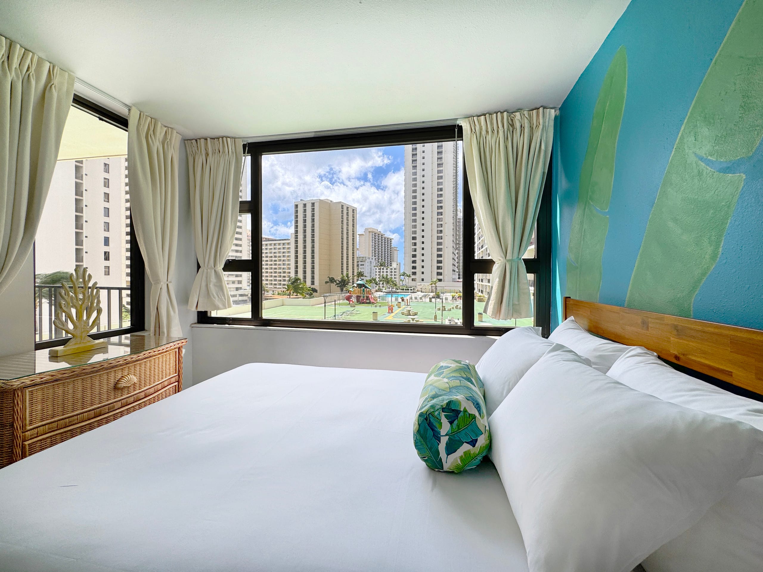 Condo in Honolulu · ★4.91 · 1 bedroom · 3 beds · 1 private bath - Image 19