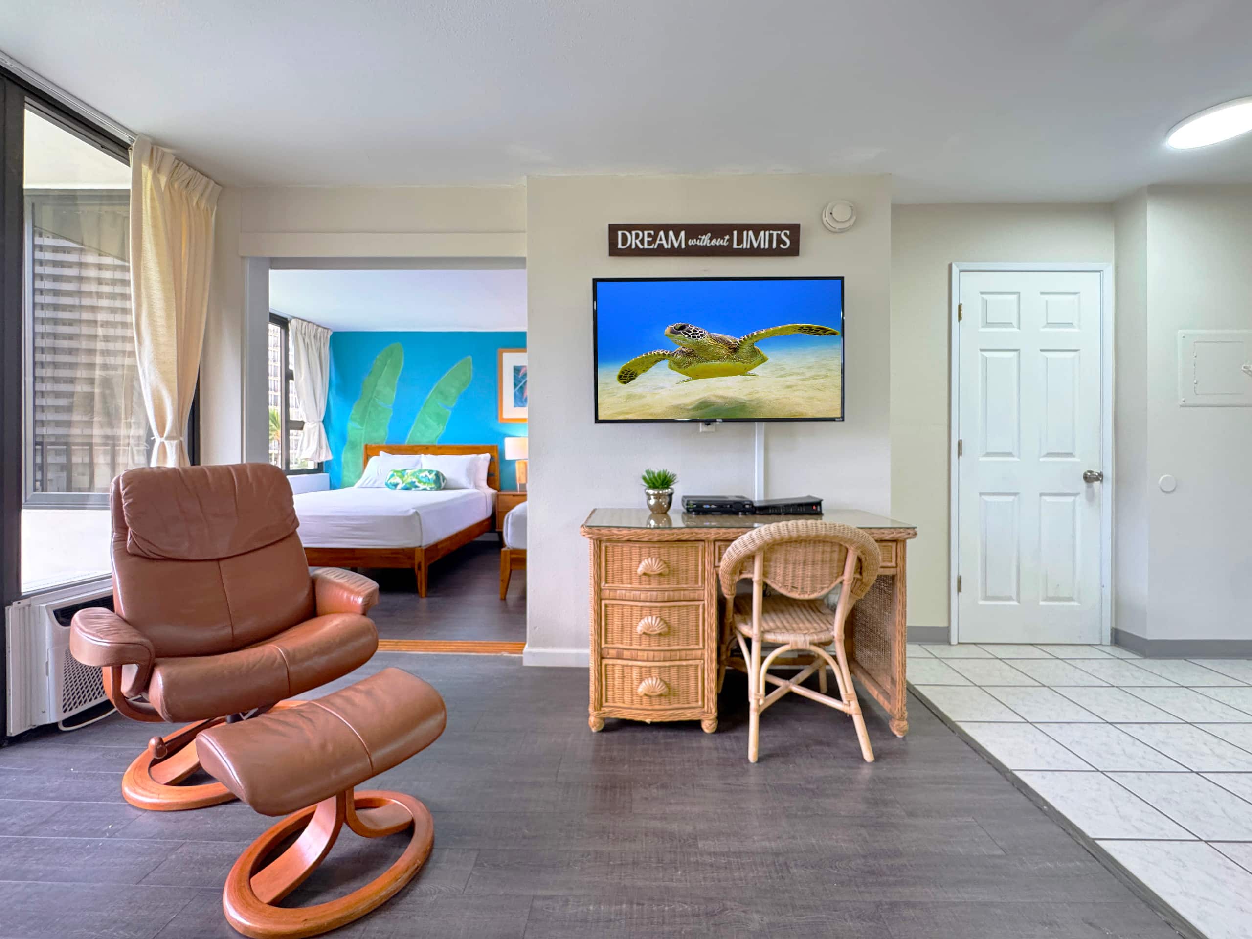 Condo in Honolulu · ★4.91 · 1 bedroom · 3 beds · 1 private bath - Image 9