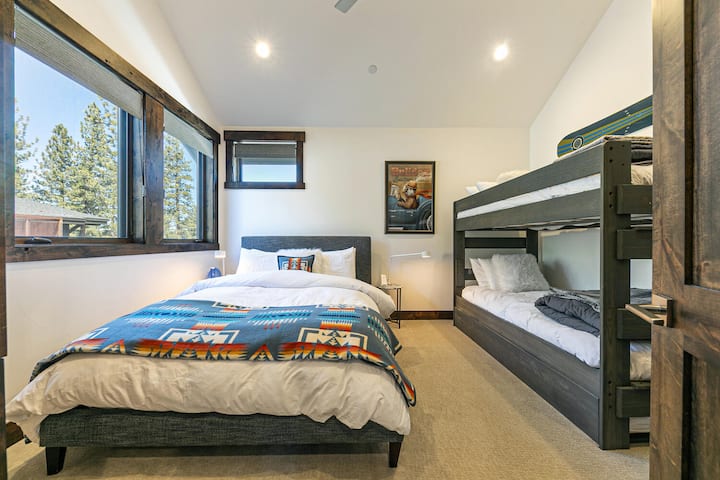 Ზემოთ ორსართულიანი ოთახი ორადგილიანი საწოლითა და ორადგილიანი საწოლით