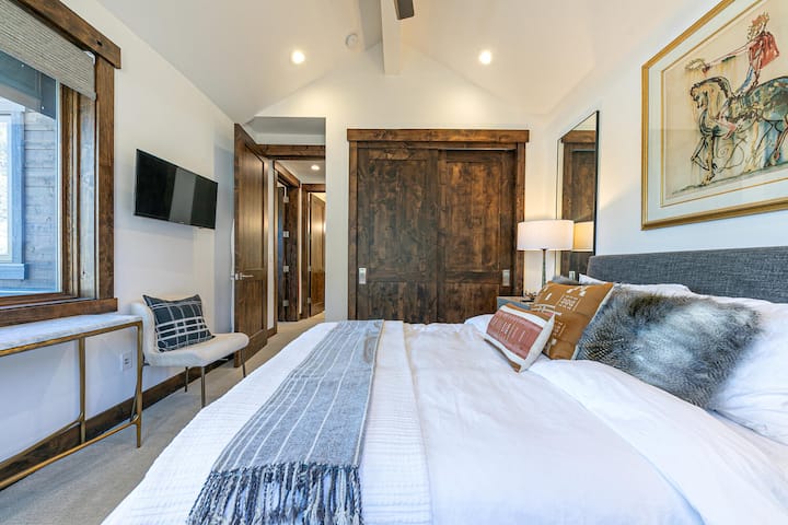 Ზემოთ სტუმრების საძინებელი დამამშვიდებელი განათებით, კონსოლი, რომელიც ორმაგდება სამუშაო მაგიდის სახით და კალიფორნიის კარადა უჯრებით, უამრავი თარო და ადგილი ტანსაცმლის დასაკიდად.