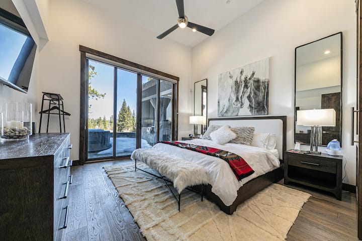 Ძირითად საძინებელში (პირველ სართულზე) არის დიდი ზომის საწოლი, დამხმარე ტემპურ-პედიკული ლეიბი, სატინის ეგვიპტური ბამბის ზეწრები და საბნის გადასაფარებელი, დამატებითი პენდლტონის საბანი, მუხის ავეჯი,  პატიოსა და გოლფის მოედნის ხედი და ახალი ზელანდიის შალის რბილი ხალიჩა.