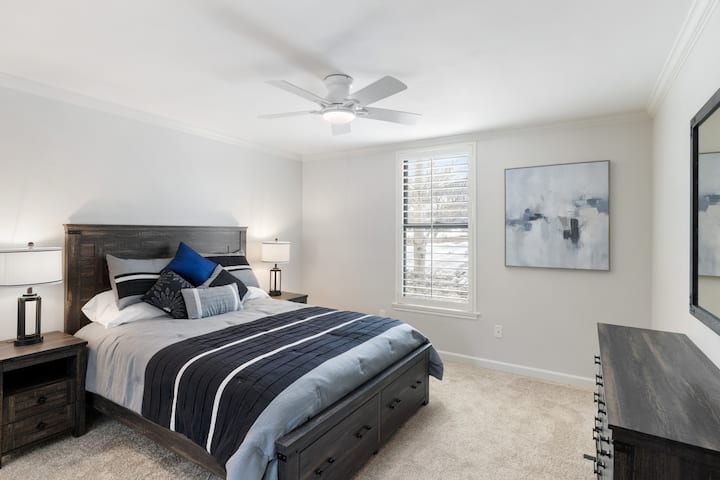 Ფართო საძინებელს აქვს მთის ხედი, დიდი კარადა, ჭერის დისტანციური ვენტილატორი/განათება, USB/შტეფსელები ტუმბოებში და 43-დუიმიანი HD ტელევიზია საკაბელო/სტრიმინგ-სერვისებით.