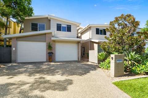 Abbey's Burleigh Haven. 2 Min Walk to James Street