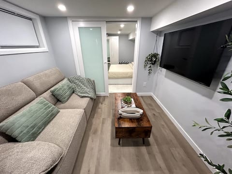 Top Airbnb: Modern & Stylish Basement Suite in York South—Weston