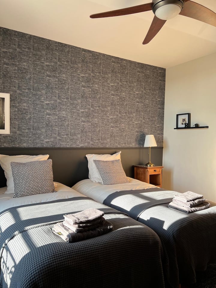 spálňa 5 s 2 samostatnými lôžkami 90 x 200
stropný ventilátor
okno s dvojitým zasklením a výhľadom na dedinu