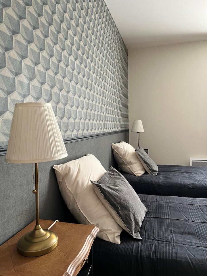 spálňa 4 s 2 samostatnými lôžkami 90 x 200
klimatizácia a stropný ventilátor
okno s dvojitým zasklením a výhľadom na dedinu
