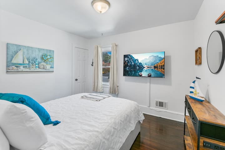 La segunda habitación de invitados, que llamamos la habitación del barco, está amueblada con un colchón tamaño queen y una gran televisión inteligente de pantalla plana.