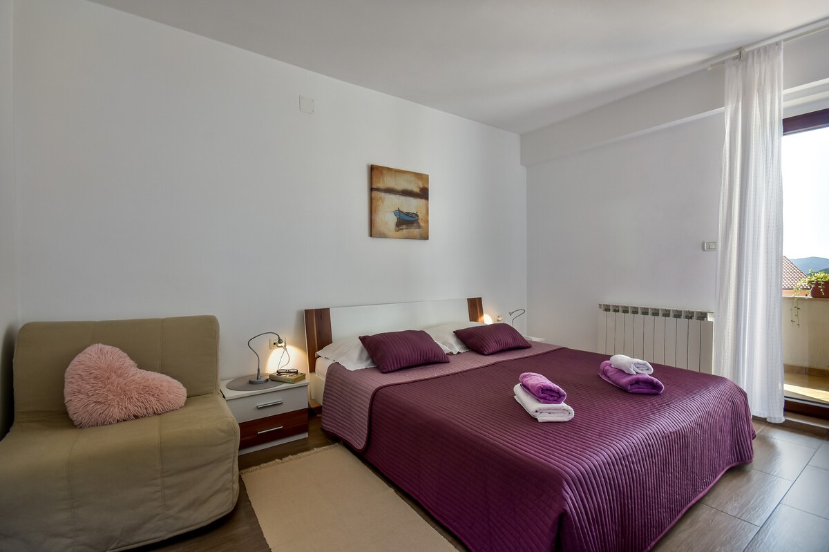 Спална соба со брачен кревет 160x200